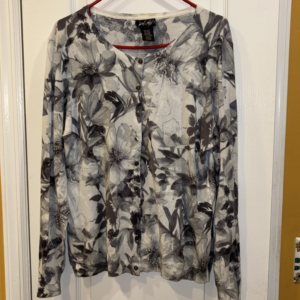 LORD & TAYLOR SHADES OF GRAY AND WHITE FLORAL SWEATER BUTTON DOWN LONG SLEEVE XL